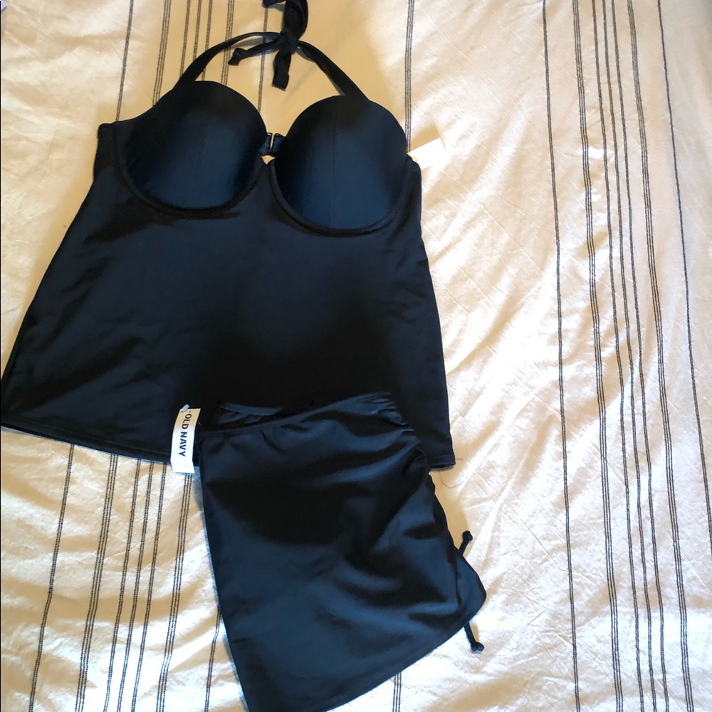 Old Navy swimsuit XL. NWT
